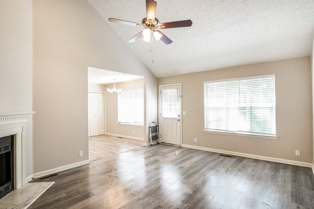 1046 Cedar Creek Village Rd - Photo 4 of 16