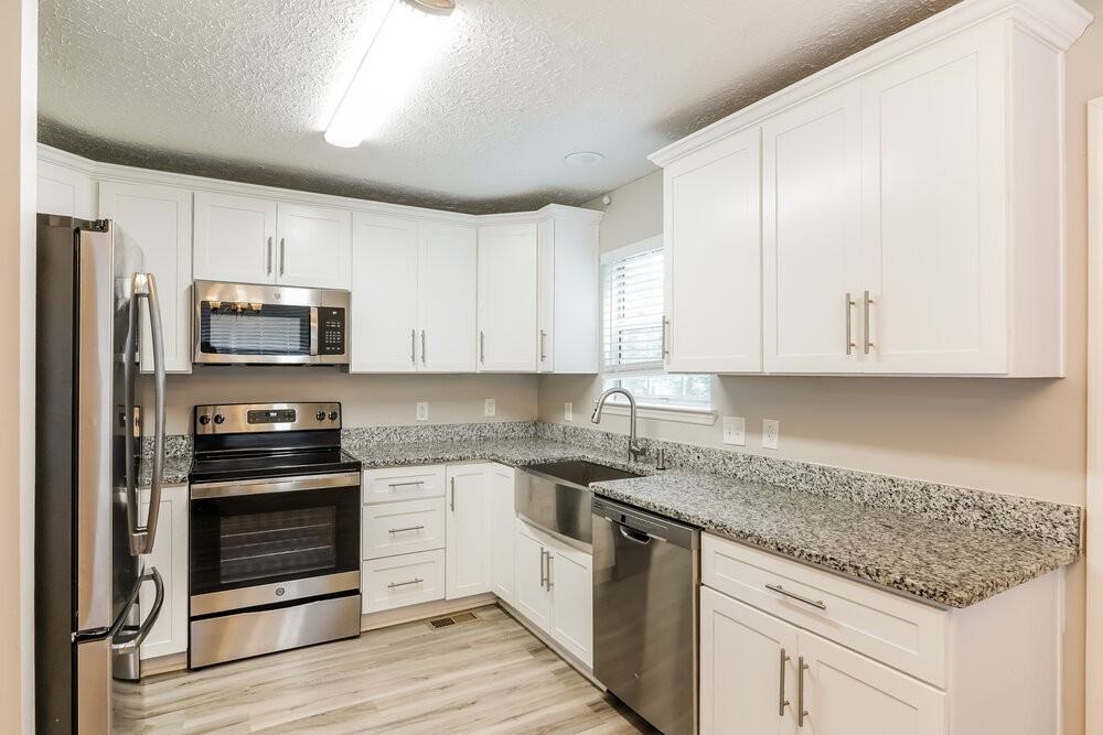 1046 Cedar Creek Village Rd - Photo 7 of 16