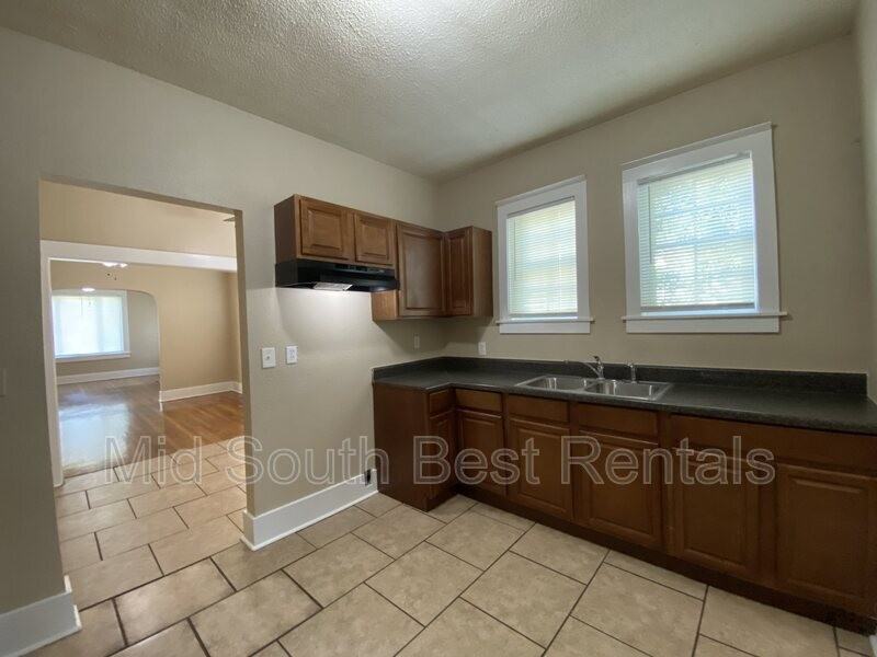 1930 Foster Ave - Photo 4 of 9