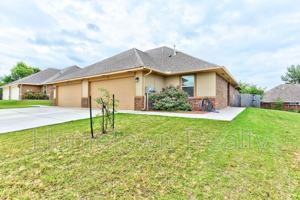 featured image of 11206 Nw 114th St