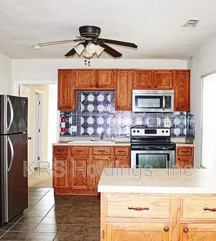 1130 Commerce Ave - Photo 2 of 9