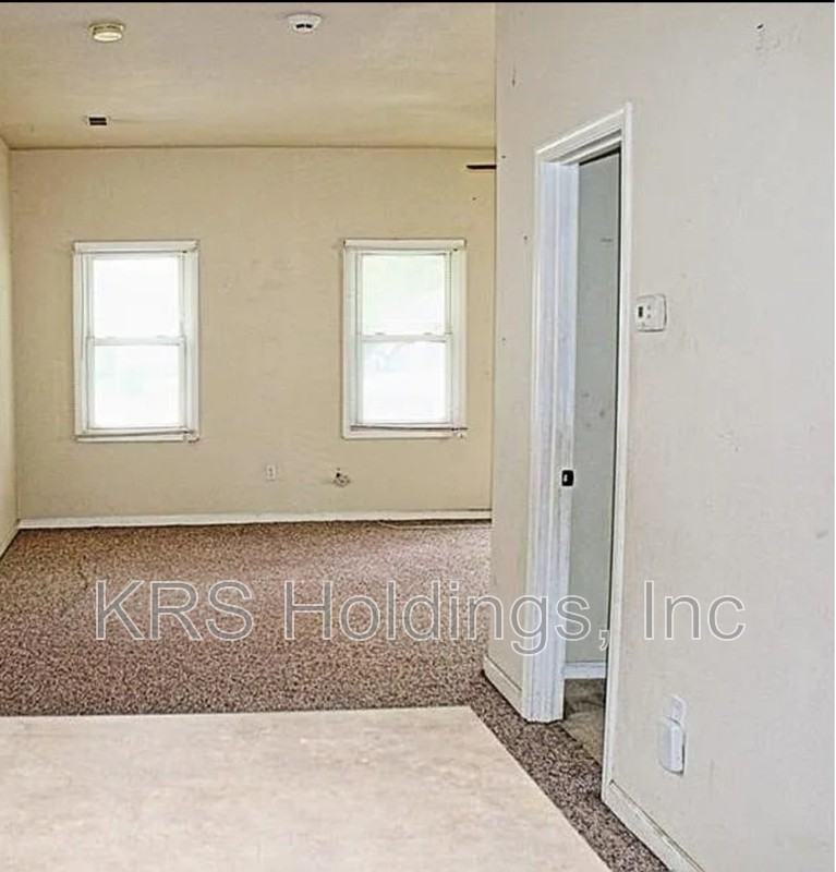 1130 Commerce Ave - Photo 3 of 9