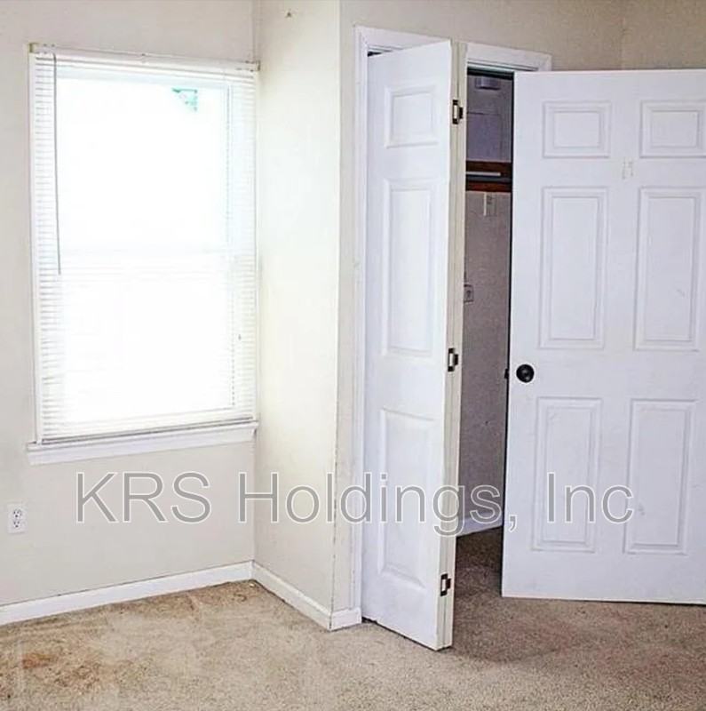 1130 Commerce Ave - Photo 4 of 9