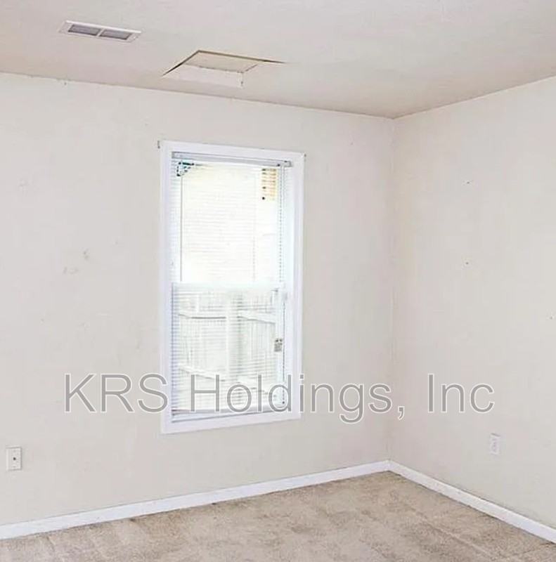 1130 Commerce Ave - Photo 5 of 9