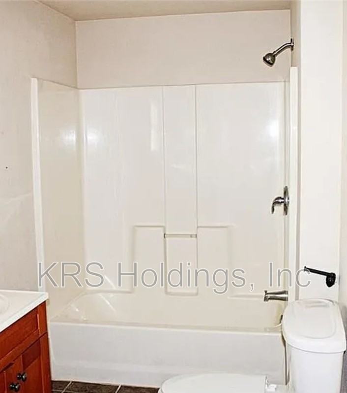 1130 Commerce Ave - Photo 6 of 9