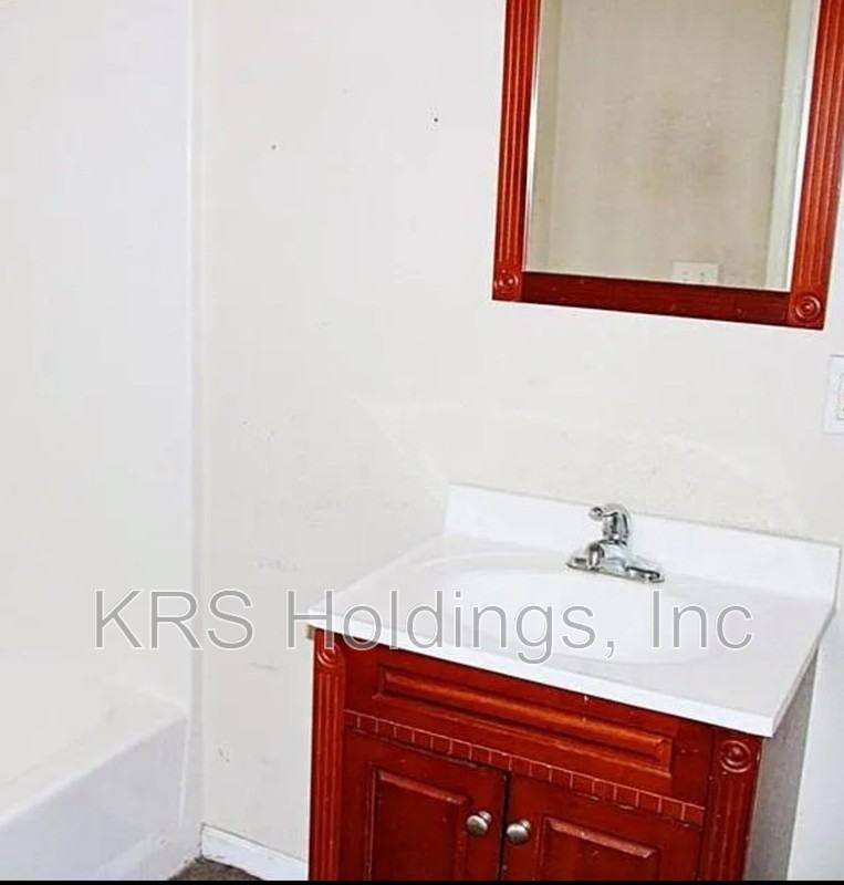 1130 Commerce Ave - Photo 7 of 9