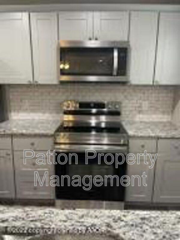 102 8th St #B - Photo 3 of 22