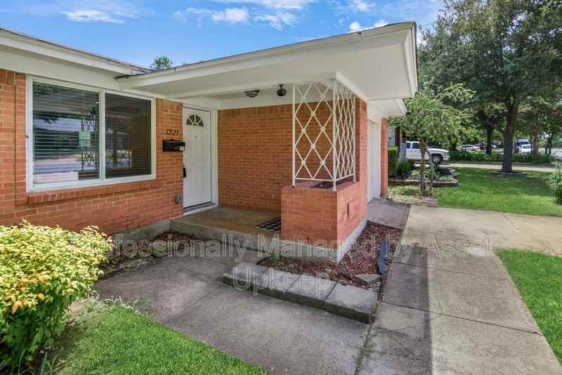 1223 Dumont Dr - Photo 2 of 24