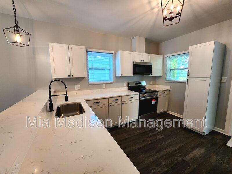 3303 Burroughs St - Photo 3 of 12