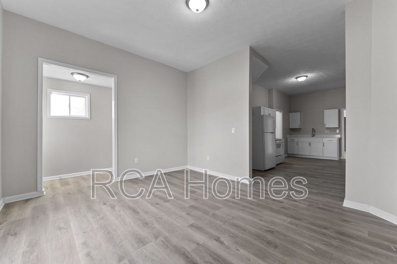 2910 N Kenwood Ave - Photo 2 of 13