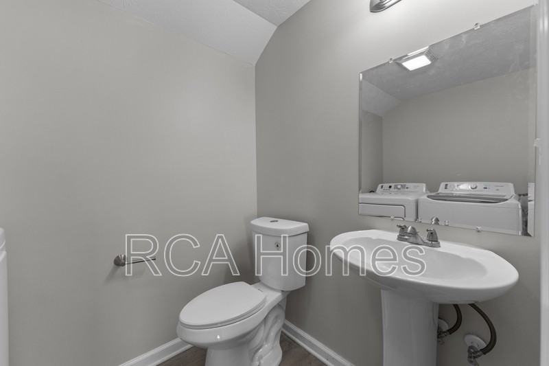 2910 N Kenwood Ave - Photo 3 of 13