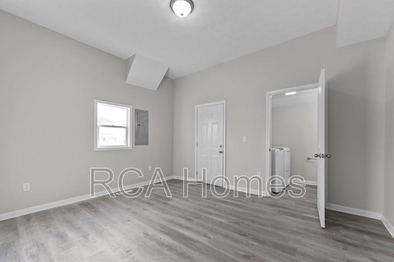 2910 N Kenwood Ave - Photo 5 of 13
