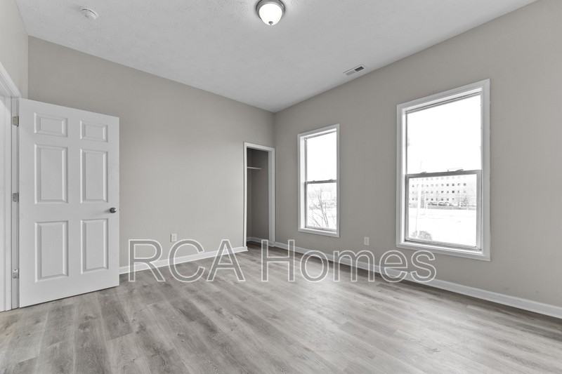 2910 N Kenwood Ave - Photo 6 of 13