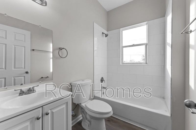 2910 N Kenwood Ave - Photo 7 of 13