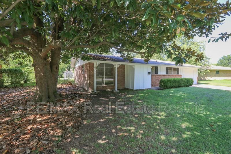 1402 Lawrence Ave - Photo 2 of 39