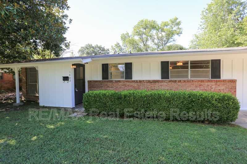 1402 Lawrence Ave - Photo 3 of 39