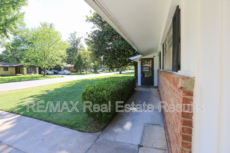 1402 Lawrence Ave - Photo 4 of 39