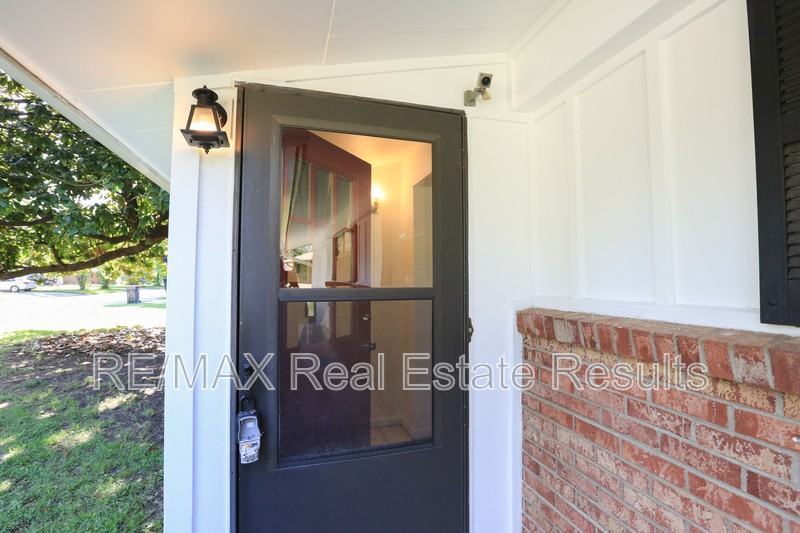1402 Lawrence Ave - Photo 5 of 39