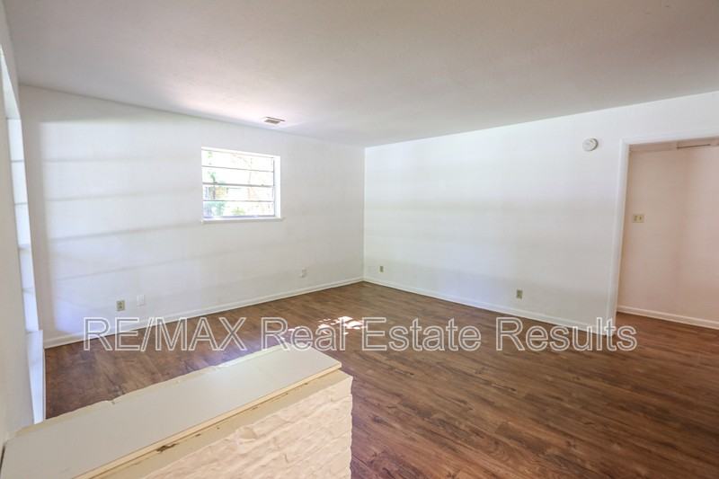 1402 Lawrence Ave - Photo 6 of 39