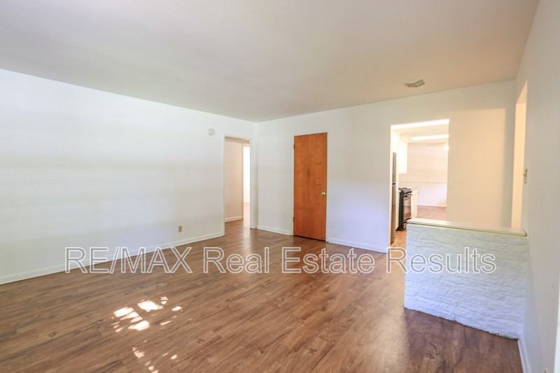 1402 Lawrence Ave - Photo 7 of 39