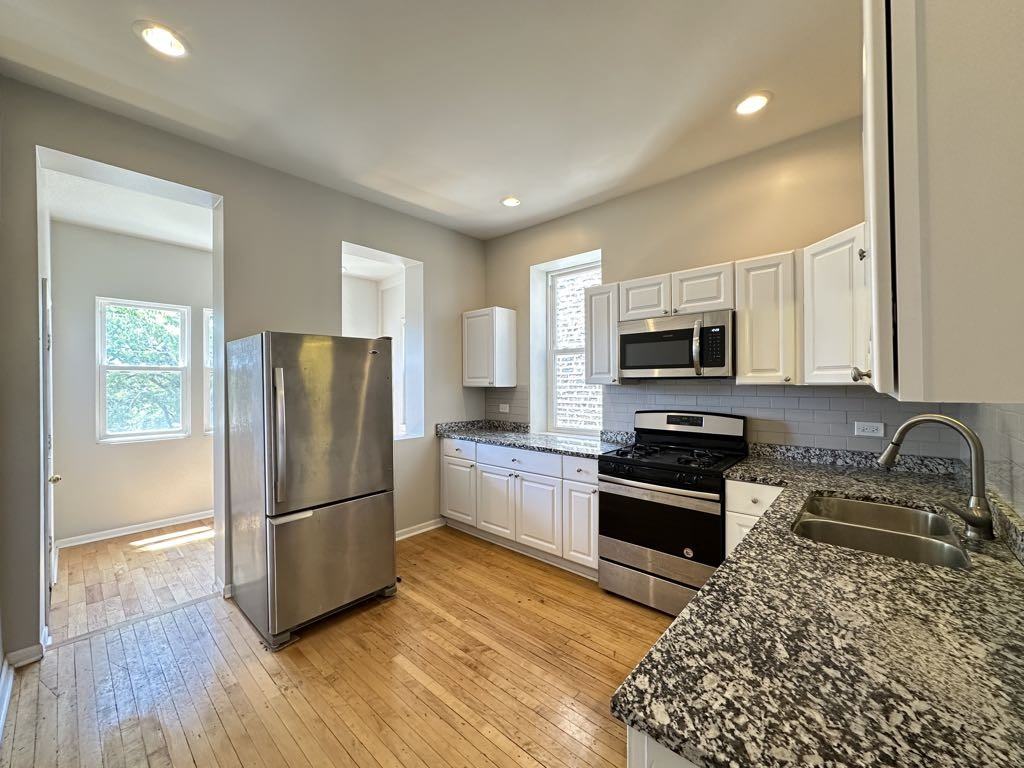 2049 W Fullerton Ave #2 - Photo 2 of 21