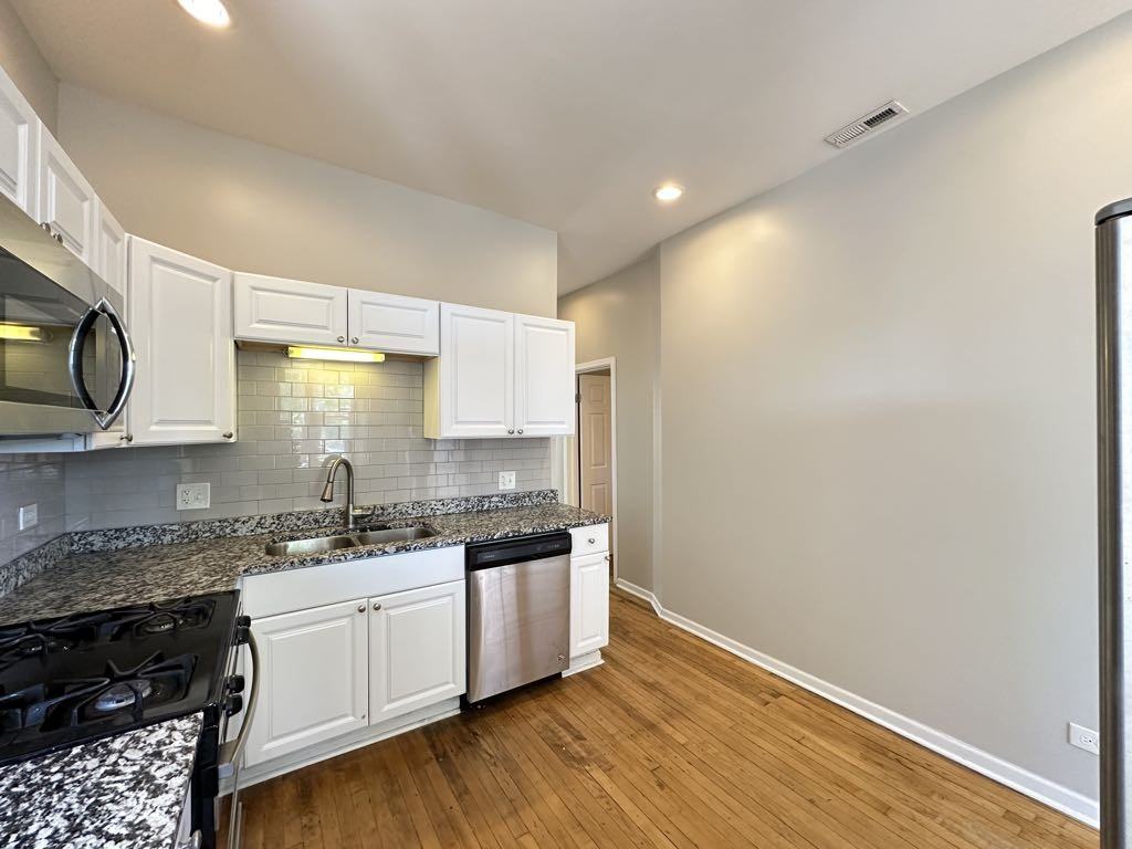 2049 W Fullerton Ave #2 - Photo 4 of 21