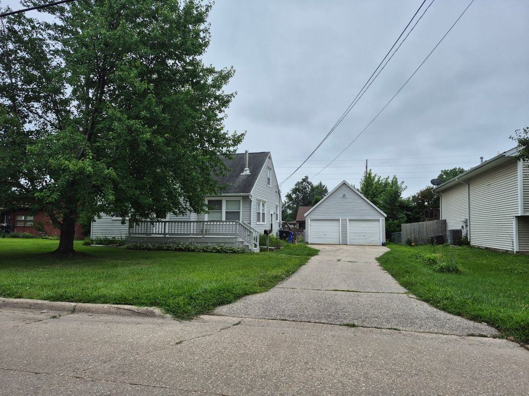 1127 34th Street Northeast - Photo 2 of 4