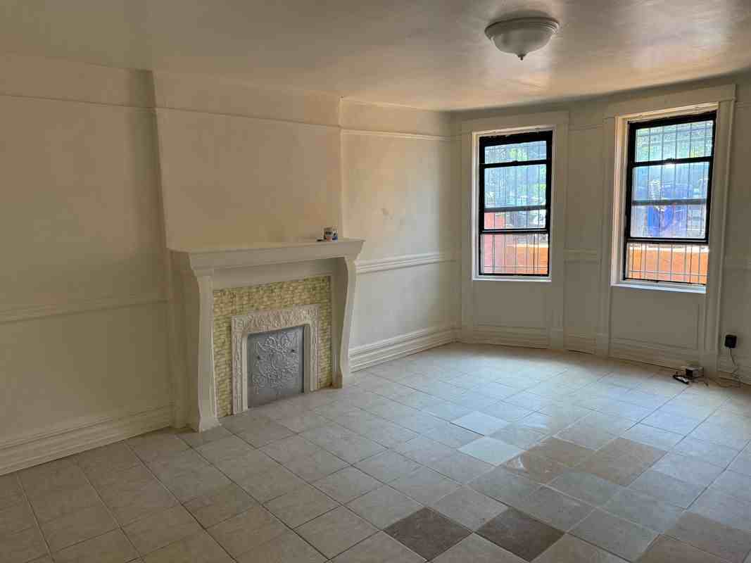 2574 Bainbridge Ave ##1 - Photo 2 of 17