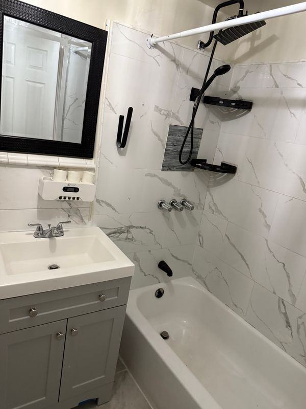 2574 Bainbridge Ave ##1 - Photo 3 of 17