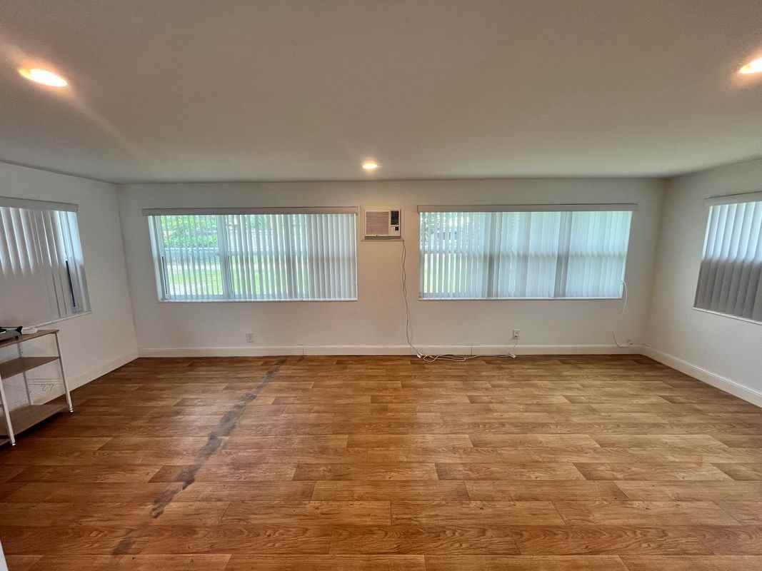 1115 Ne 10th St - Photo 2 of 6