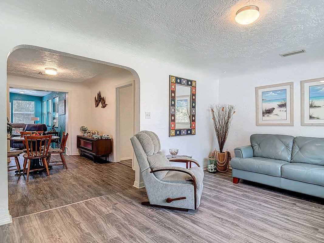 137 S Franklin St - Photo 2 of 31