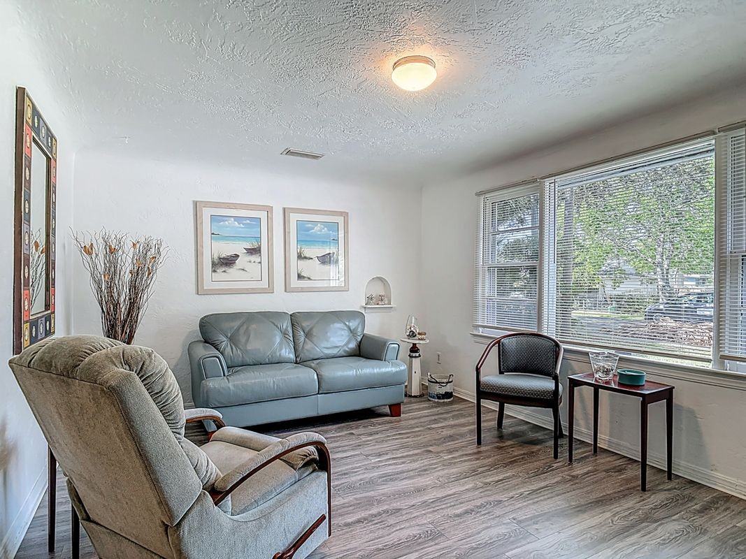 137 S Franklin St - Photo 3 of 31