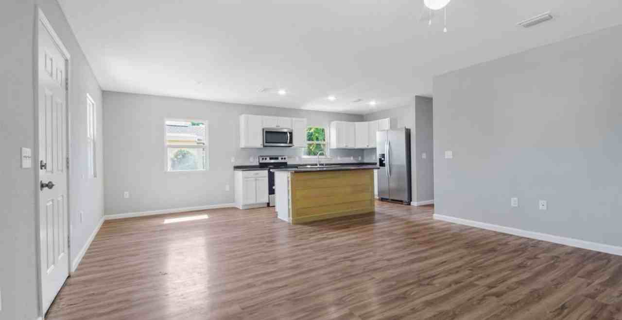 2806 E 3rd St - Photo 3 of 17