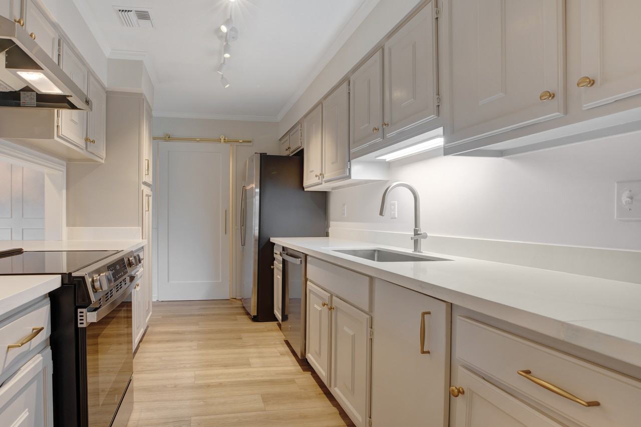 301 Kingston Dr #301 - Photo 4 of 20