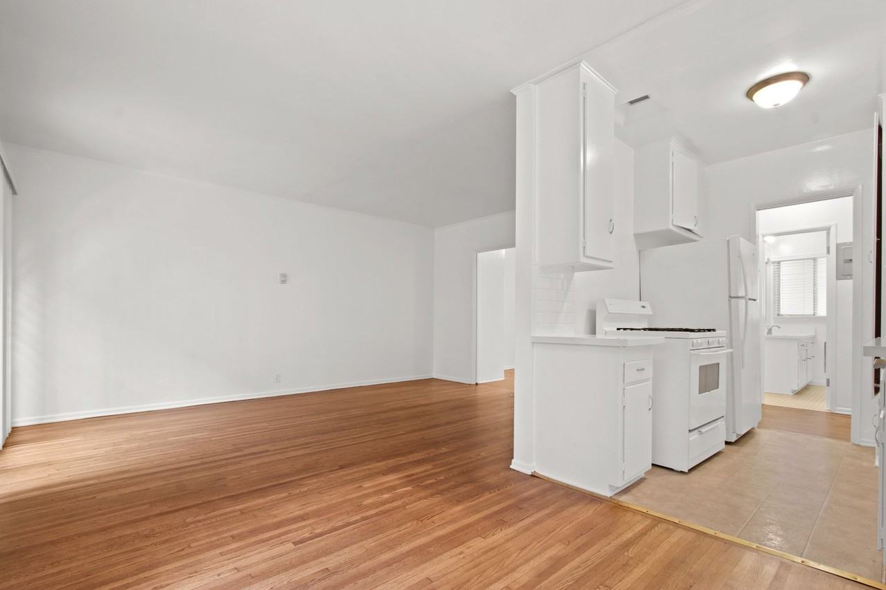 500 California Ave, North of Wilshire in Santa Monica. 5 blocks to the beach - Photo 2 of 3