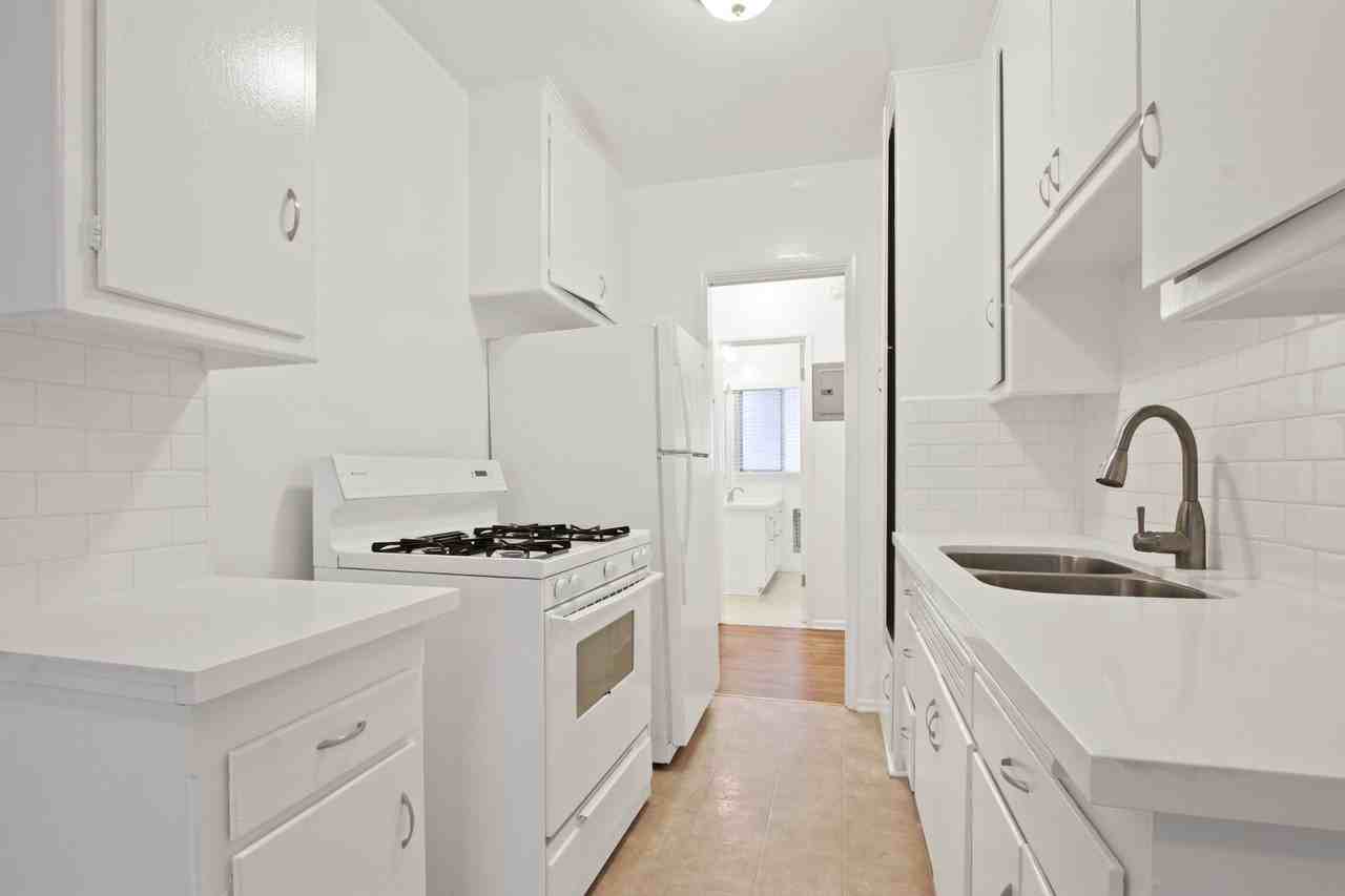 500 California Ave, North of Wilshire in Santa Monica. 5 blocks to the beach - Photo 3 of 3