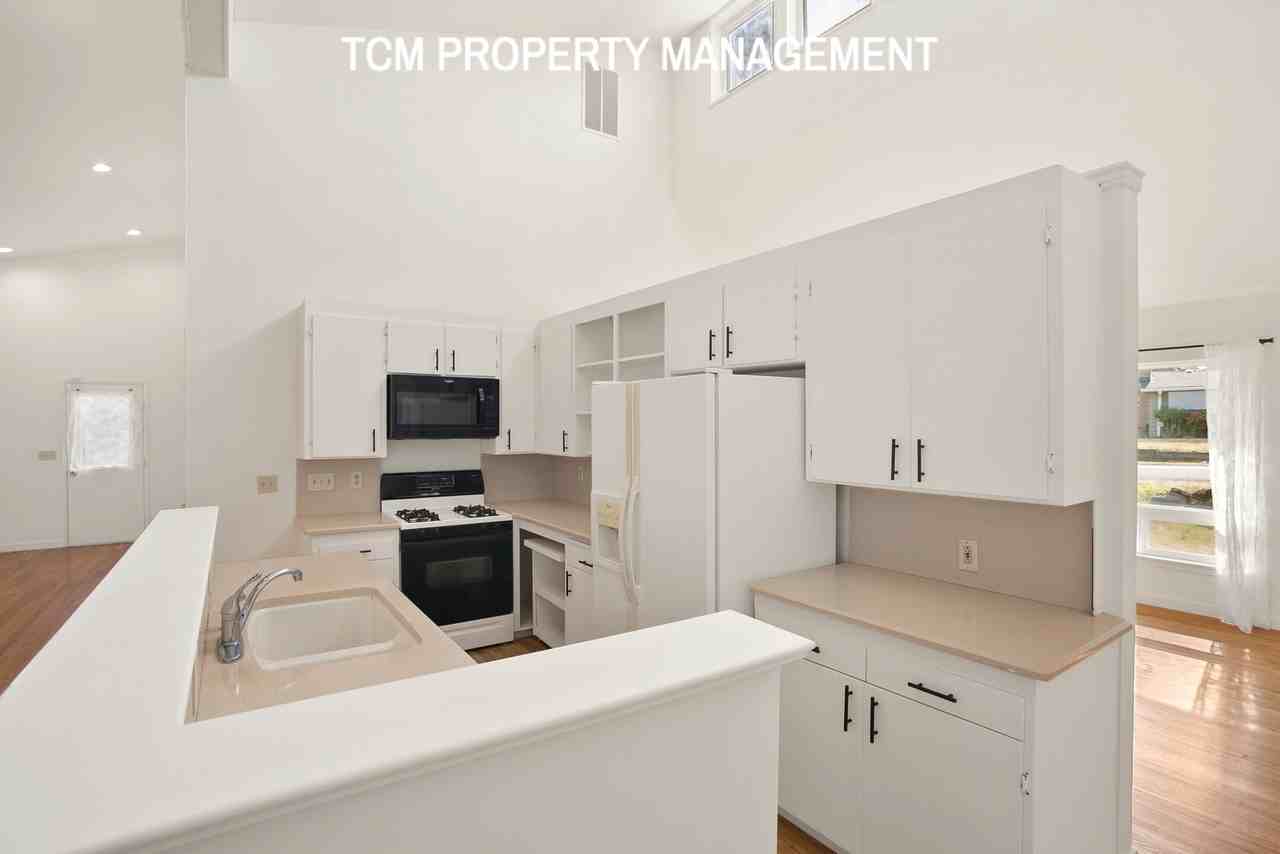 1053 Lynnwood Ave Ne #NA - Photo 2 of 18