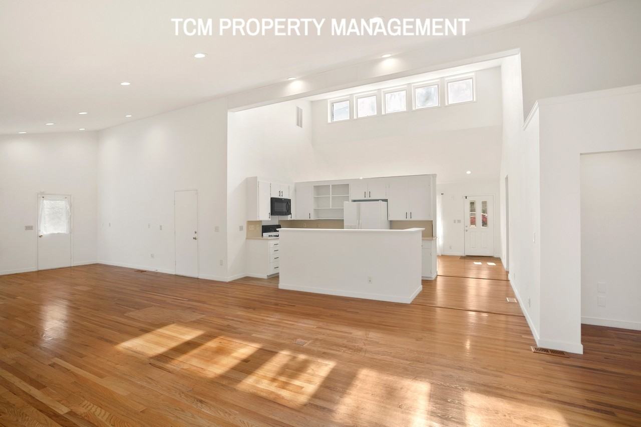 1053 Lynnwood Ave Ne #NA - Photo 3 of 18