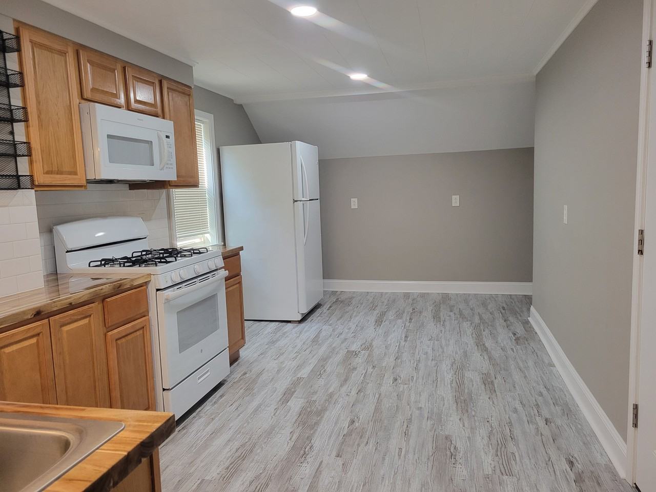 223 Crossman St - Photo 2 of 10