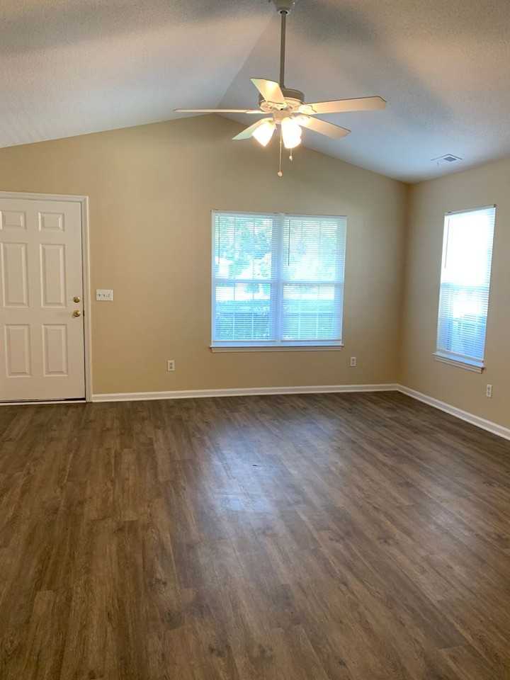 217 Charter Dr - Photo 3 of 21