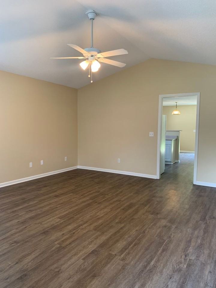 217 Charter Dr - Photo 4 of 21