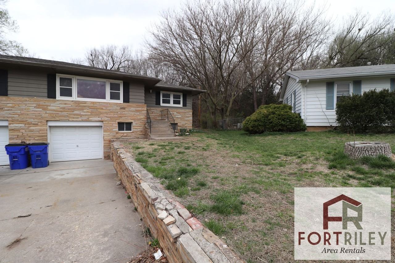 519 Maple St - Photo 3 of 21