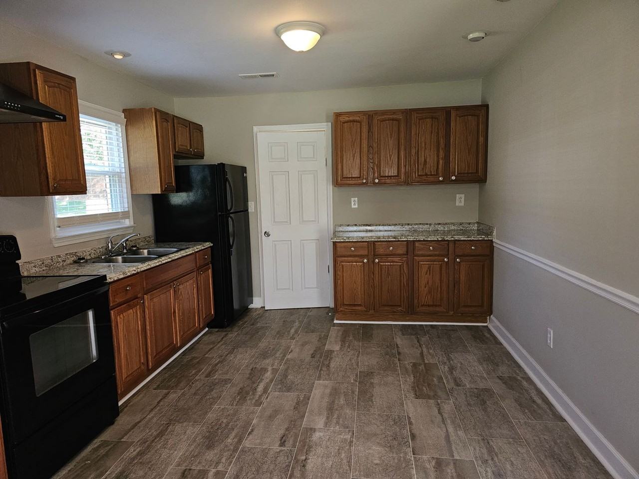 406 Judd St - Photo 4 of 13