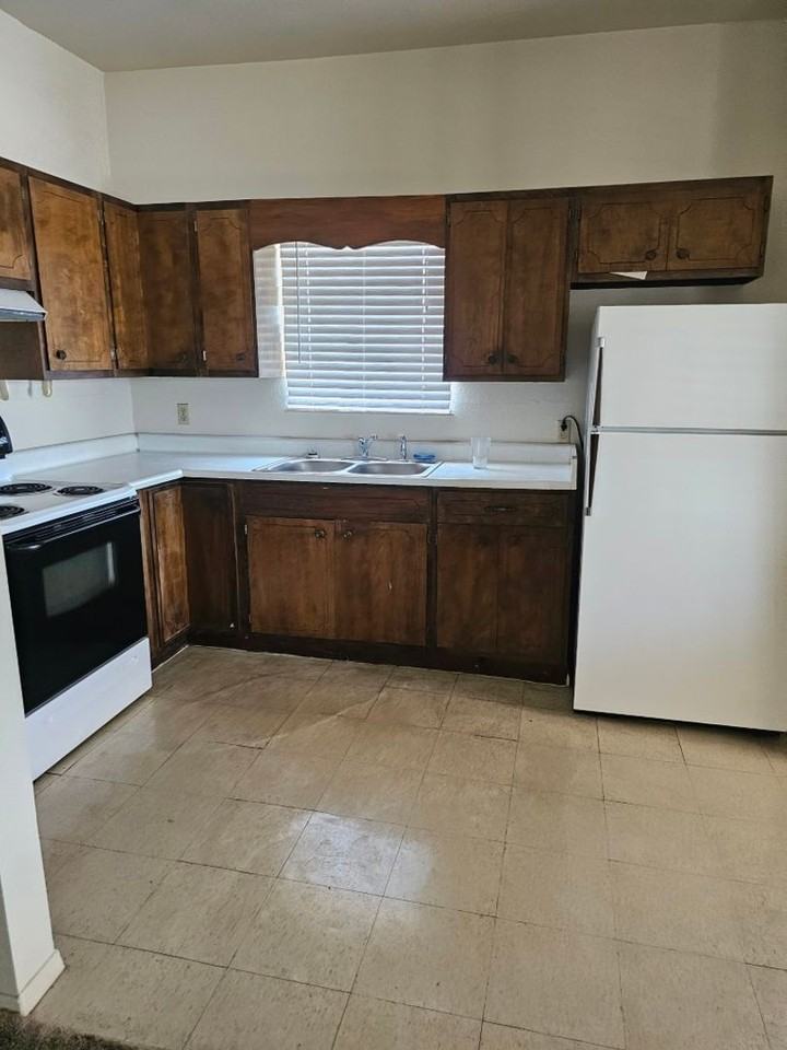 180 S Prickly Pear Ave - Photo 3 of 10