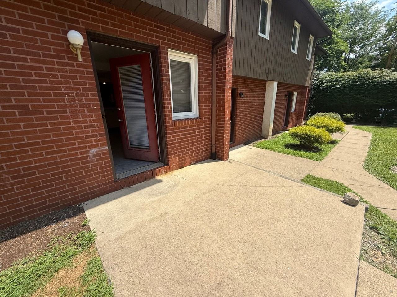 709 W College Ave - Photo 3 of 14