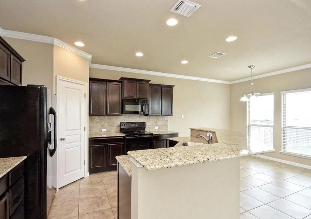 5707 Blackstone Dr - Photo 5 of 17