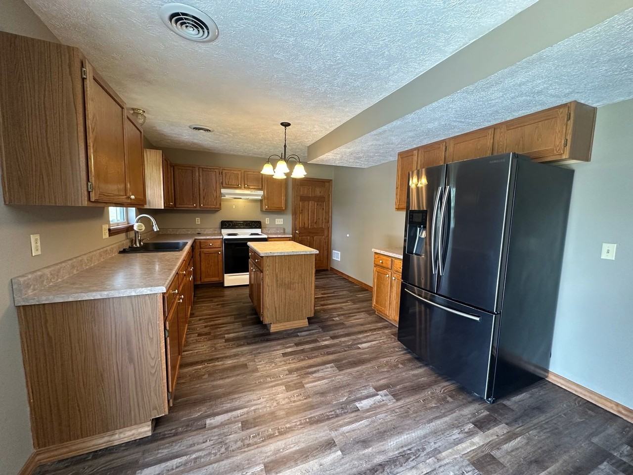 2400 Hardwood Rd - Photo 2 of 6