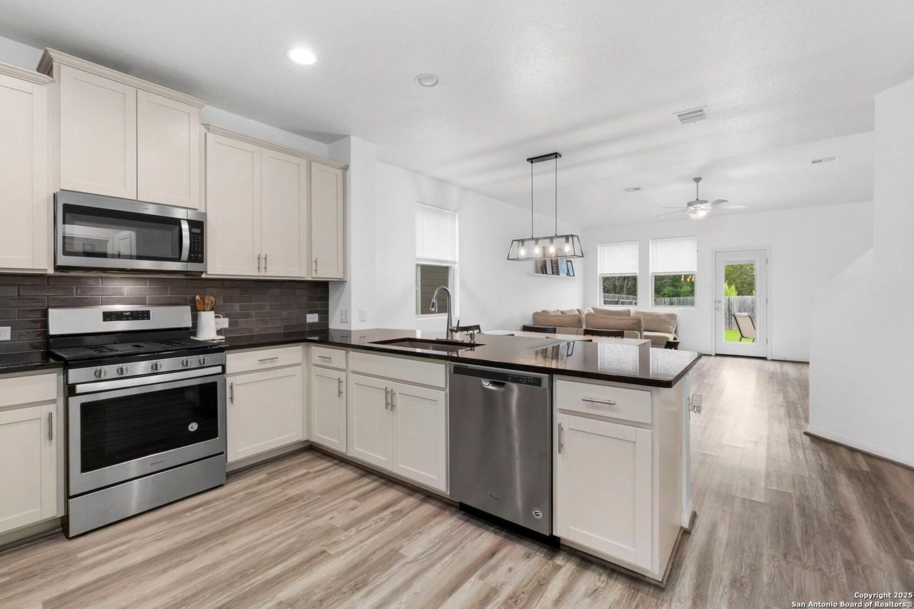 8808 Straight Oaks - Photo 5 of 28