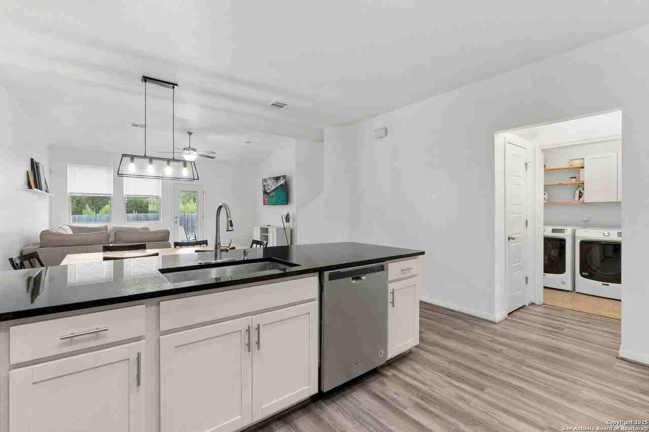 8808 Straight Oaks - Photo 7 of 28