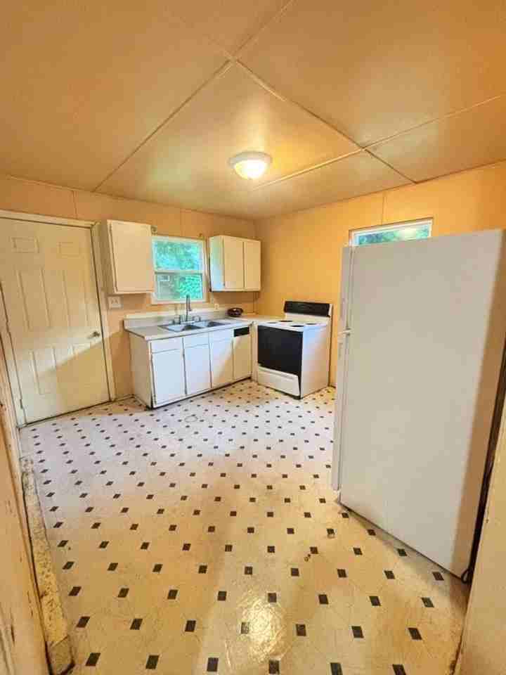 1235 Franklin Ave - Photo 3 of 7